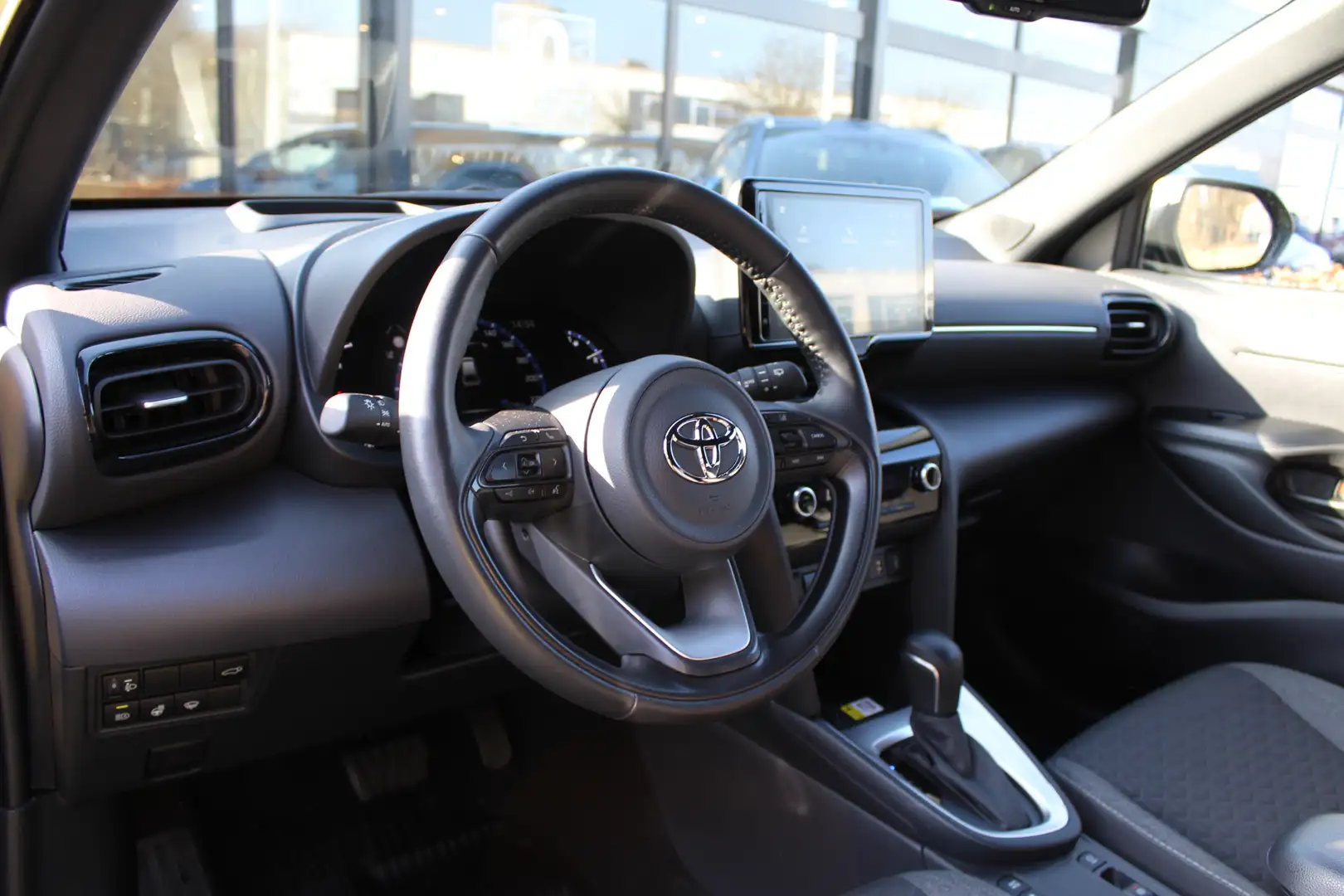 Toyota Yaris Cross 1.5 Hybrid Dynamic Plus | Rijklaar | Panoramadak | Goud - 2