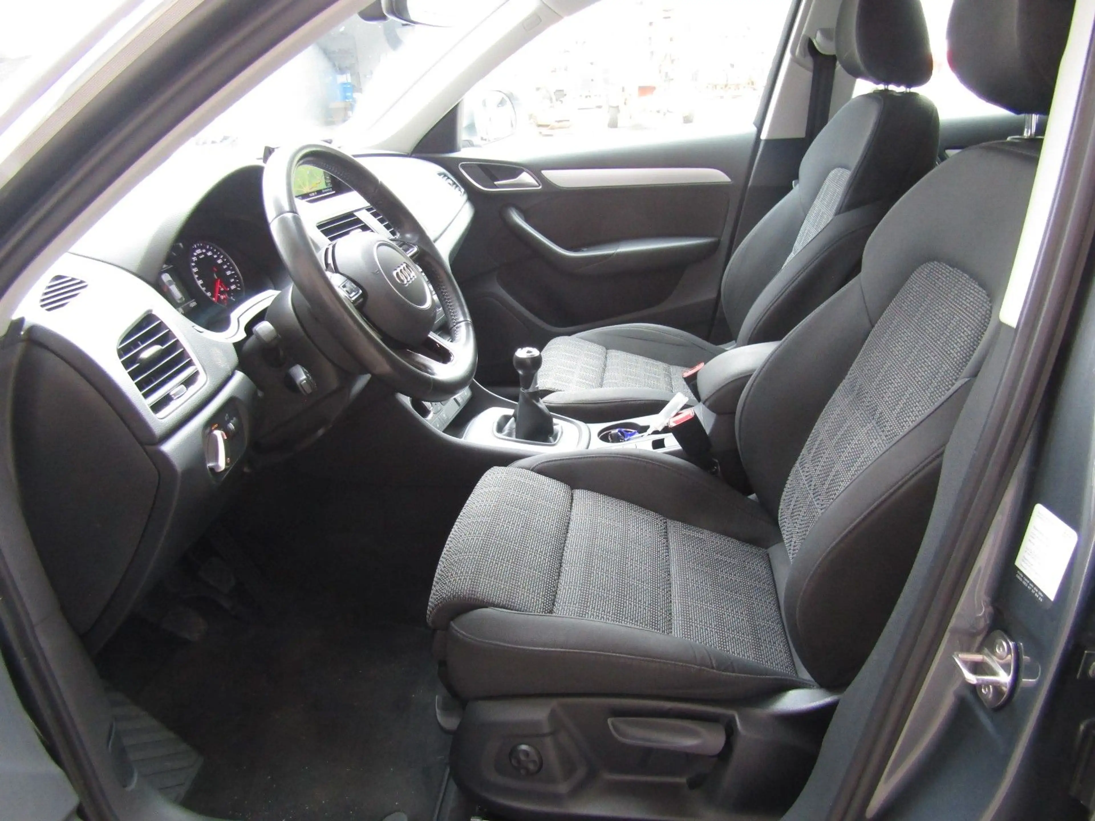 Audi Q3 Sport Navi Keylees Xenon Voll-Lackierung — photo 10