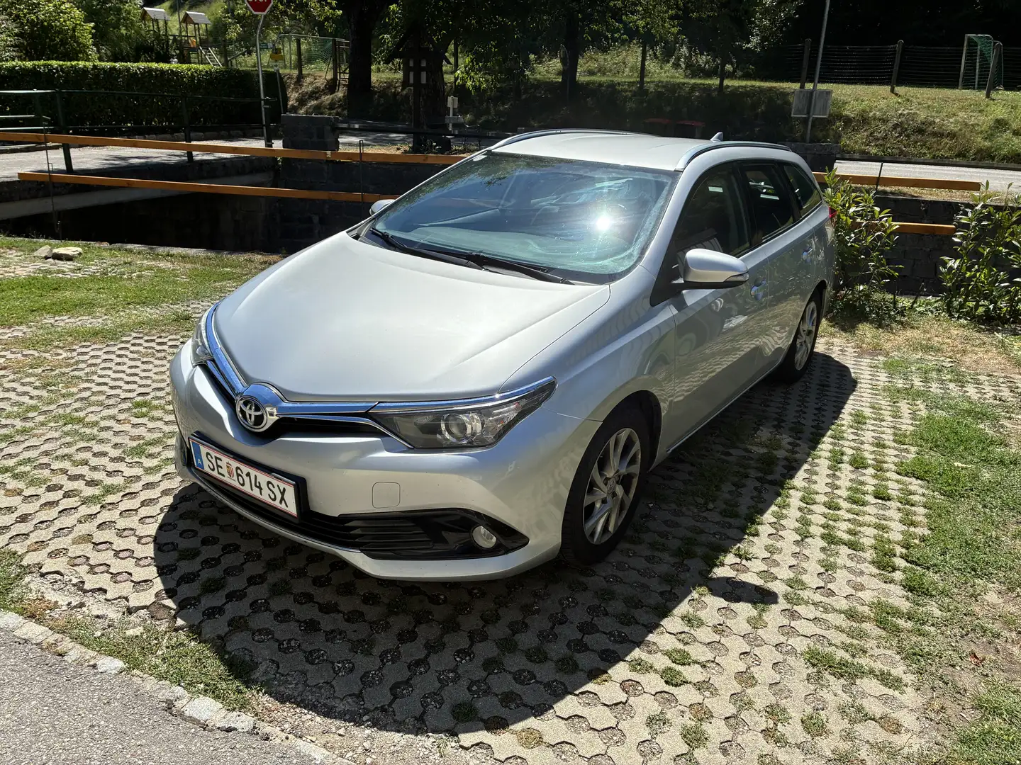 Toyota Auris 1.6 D-4D Touring Sports Comfort - 1