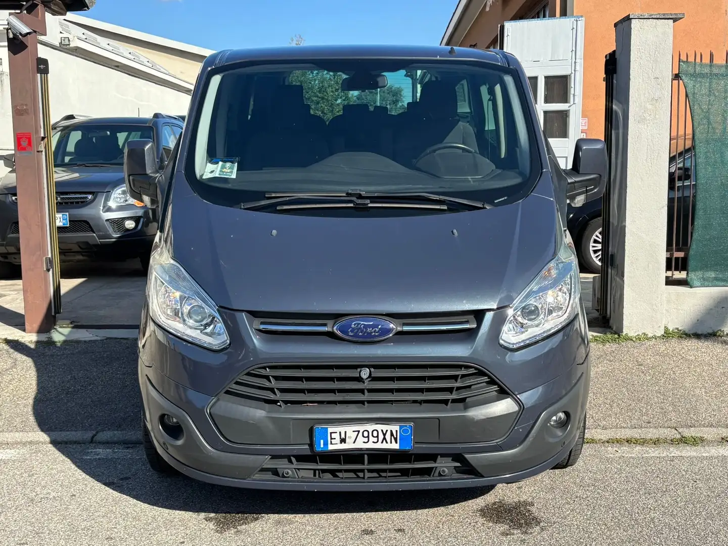 Ford Tourneo Custom 8 POSTI *TITANIUM*AUTOVETTURA*2.2 155CV* Grigio - 2