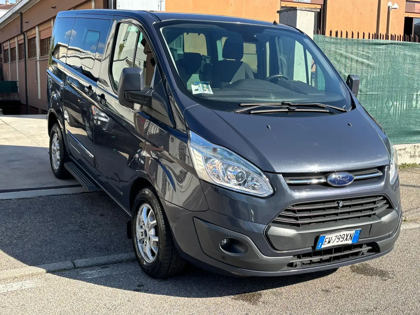 Ford Tourneo Custom 8 POSTI *TITANIUM*AUTOVETTURA*2.2 155CV* Grigio - 1