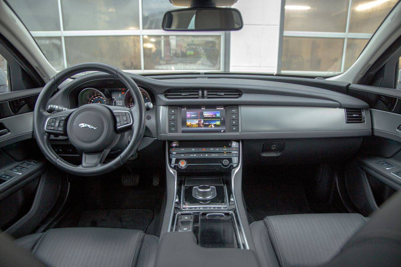 Jaguar XF 20d Prestige — photo 8