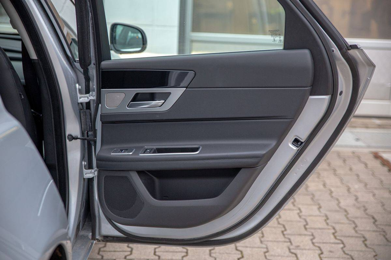 Jaguar XF 20d Prestige — photo 12