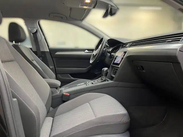 Volkswagen Passat view 10