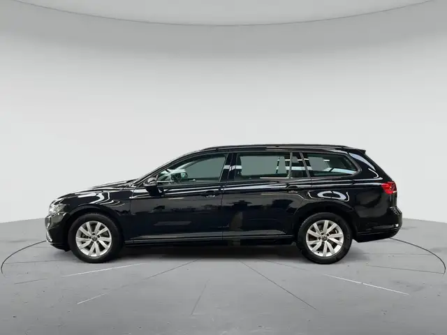 Volkswagen Passat view 3
