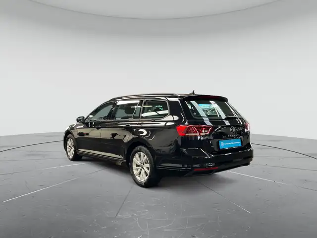 Volkswagen Passat view 4