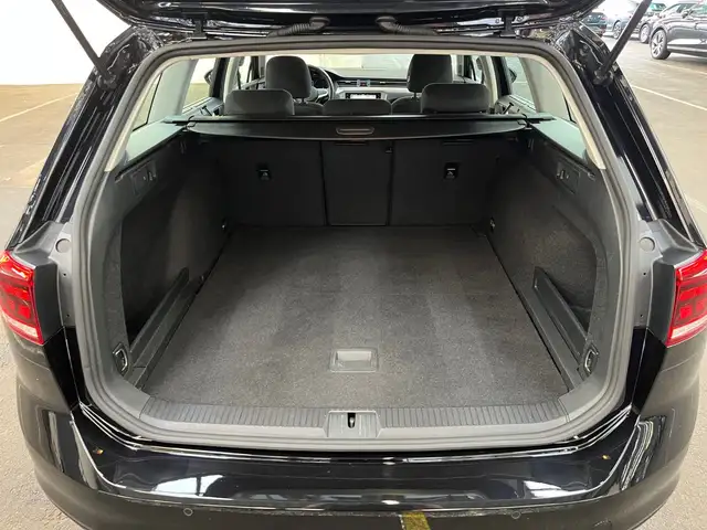 Volkswagen Passat view 11
