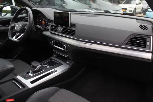 Audi Q5 view 14