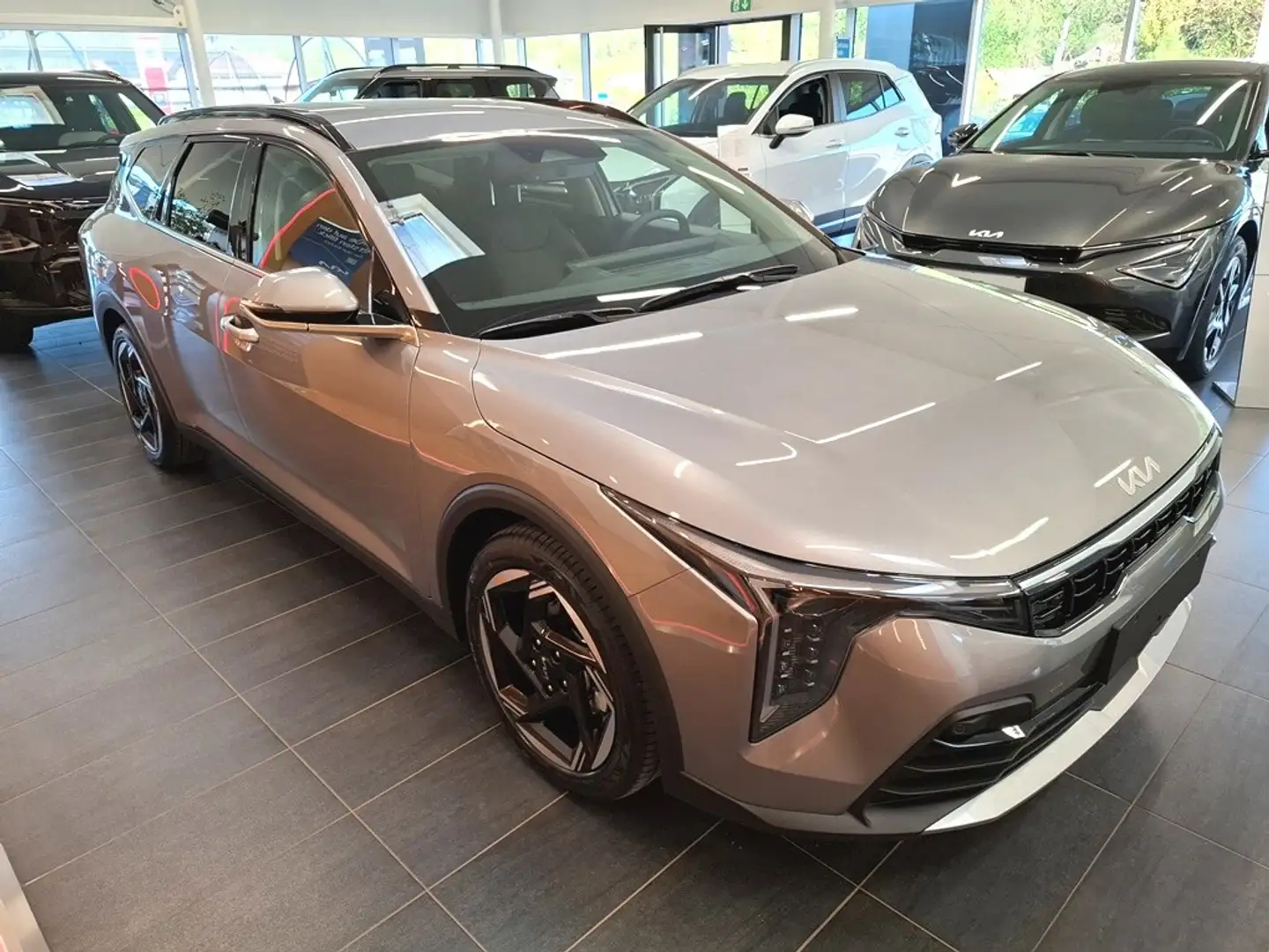 Kia K4 Kombi 1,0 TGDI 48V Gold DCT Grau - 2