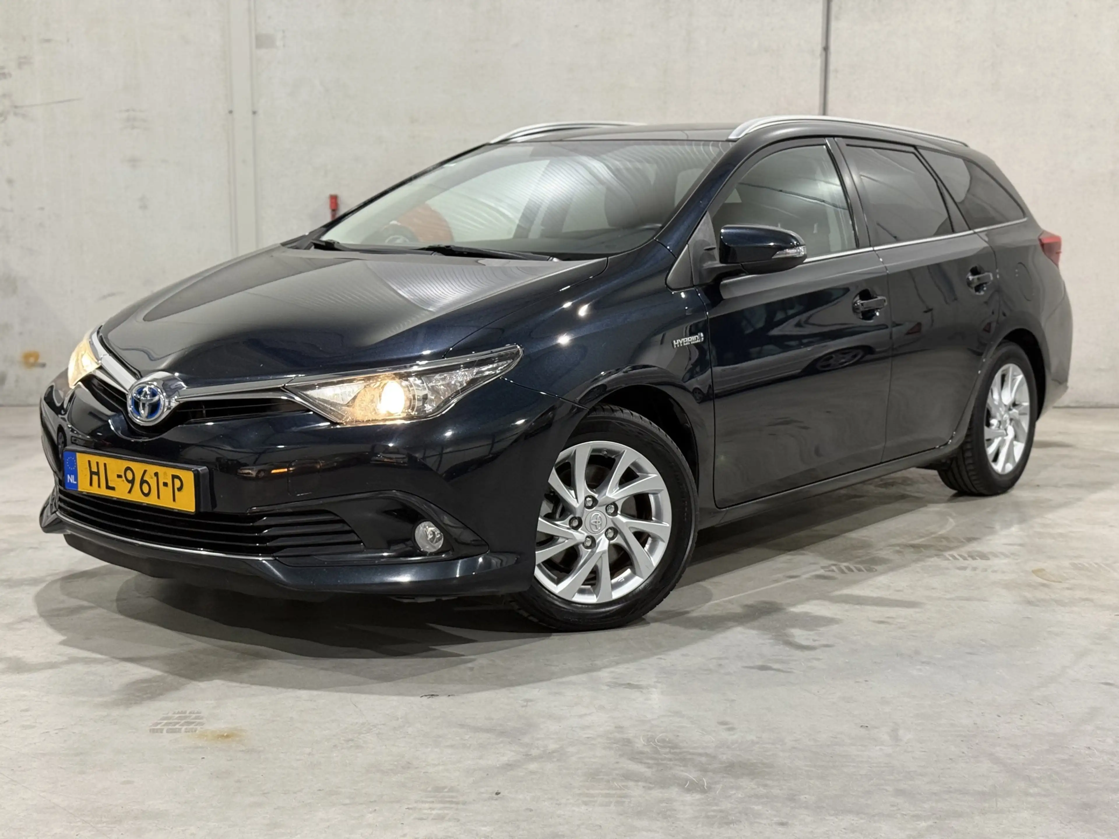 Toyota Auris Touring Sports 1.8 Hybrid Lease NAP Cruise Climate — photo 2