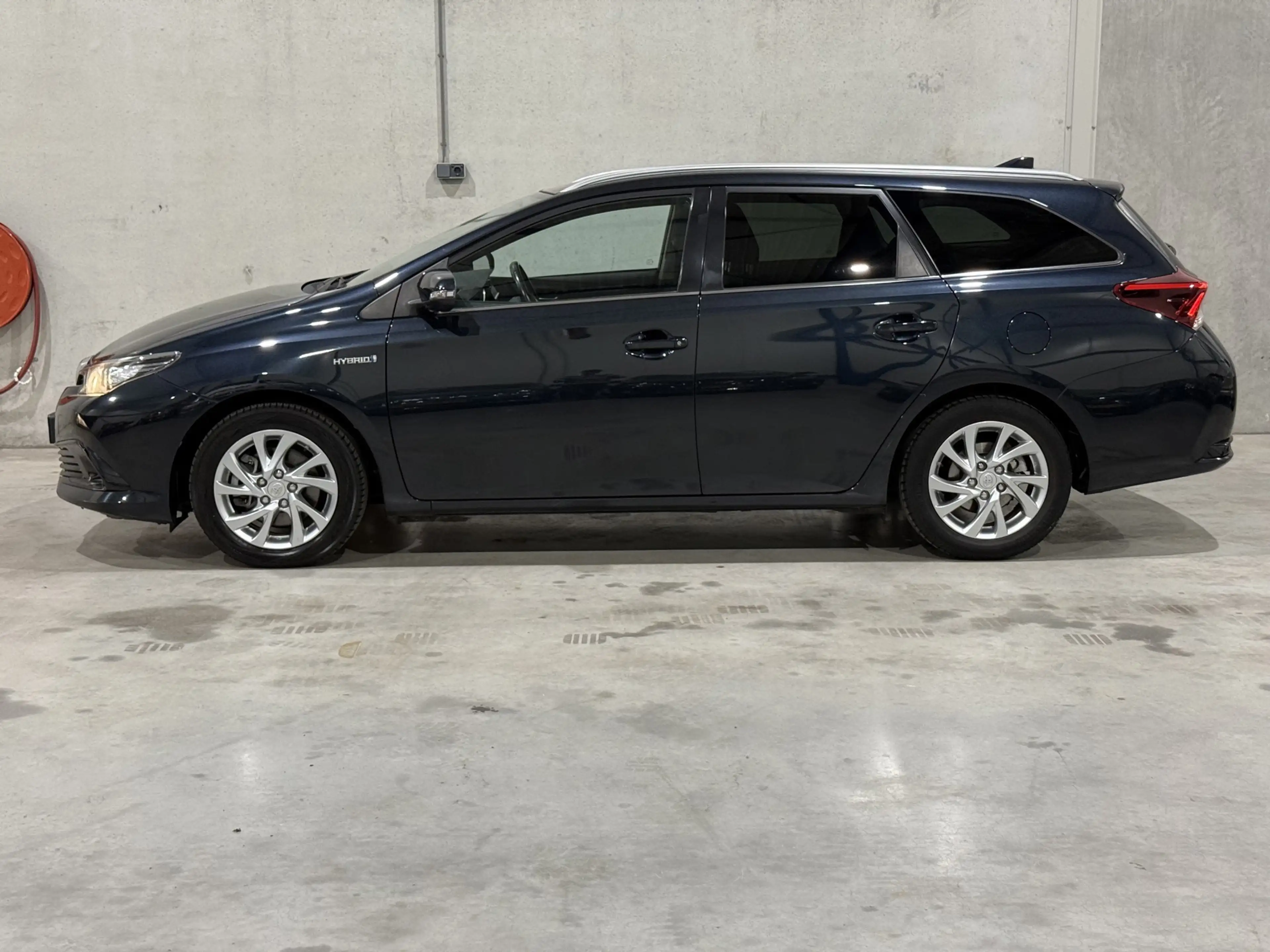 Toyota Auris Touring Sports 1.8 Hybrid Lease NAP Cruise Climate — photo 3