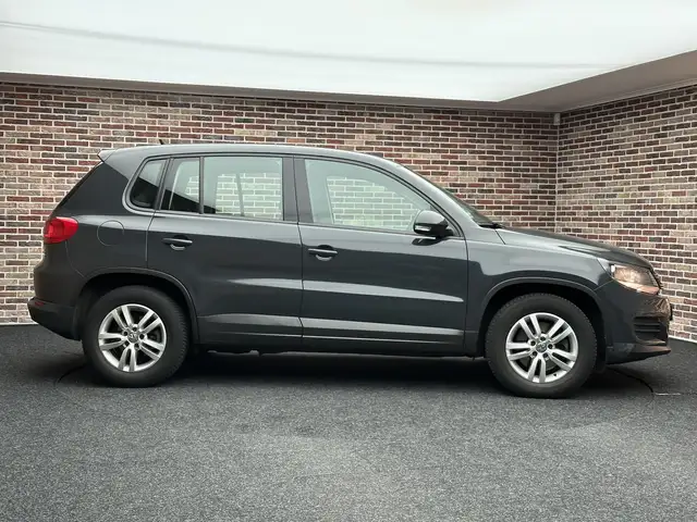 Volkswagen Tiguan view 4