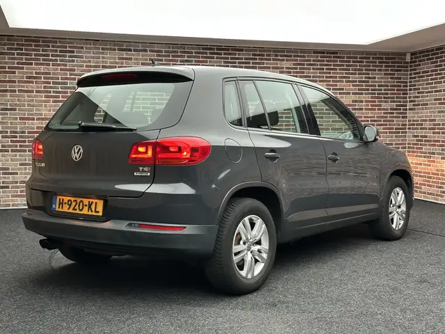 Volkswagen Tiguan view 2