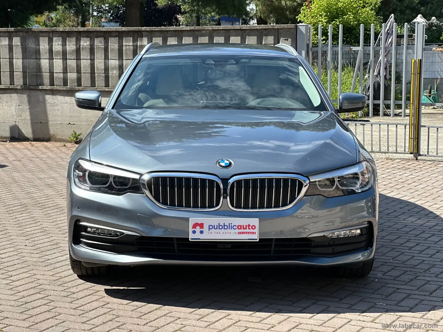 BMW 520 520d xDrive Touring Luxury Grigio - 2