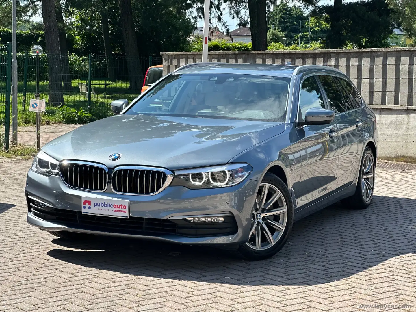 BMW 520 520d xDrive Touring Luxury Grigio - 1