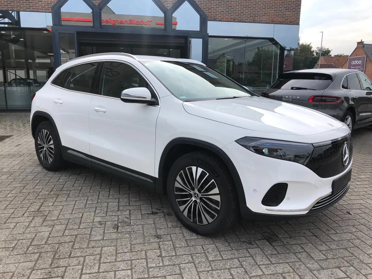 Mercedes-Benz EQA 300 EQA 300 4Matic Drivers Seats MEMORY, Directiewagen Wit - 1