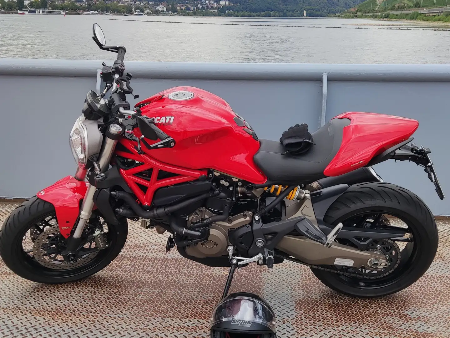 Ducati Monster 821 Red - 1