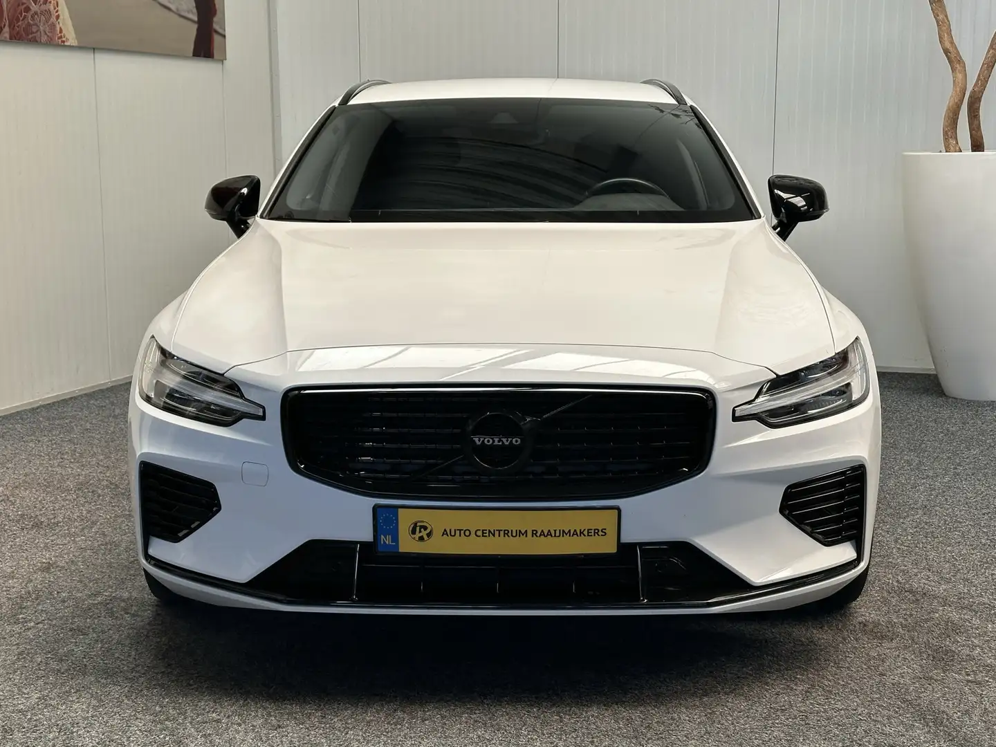 Volvo V60 2.0 T6 RECHARGE AWD R-DESIGN PHEV LEDER NAVIGATIE Wit - 2