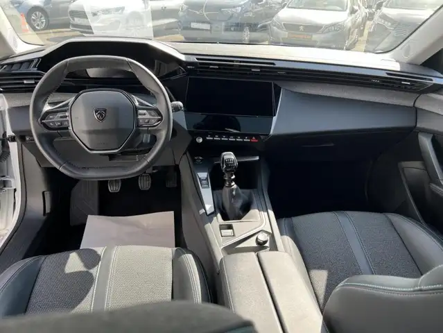 Peugeot 308 view 9