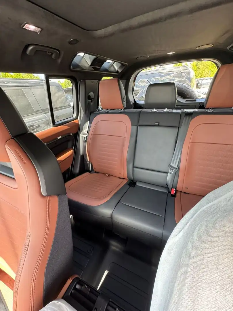 Land Rover Defender 4.4 P635 110 OCTA, Brown Interior! Gris - 2
