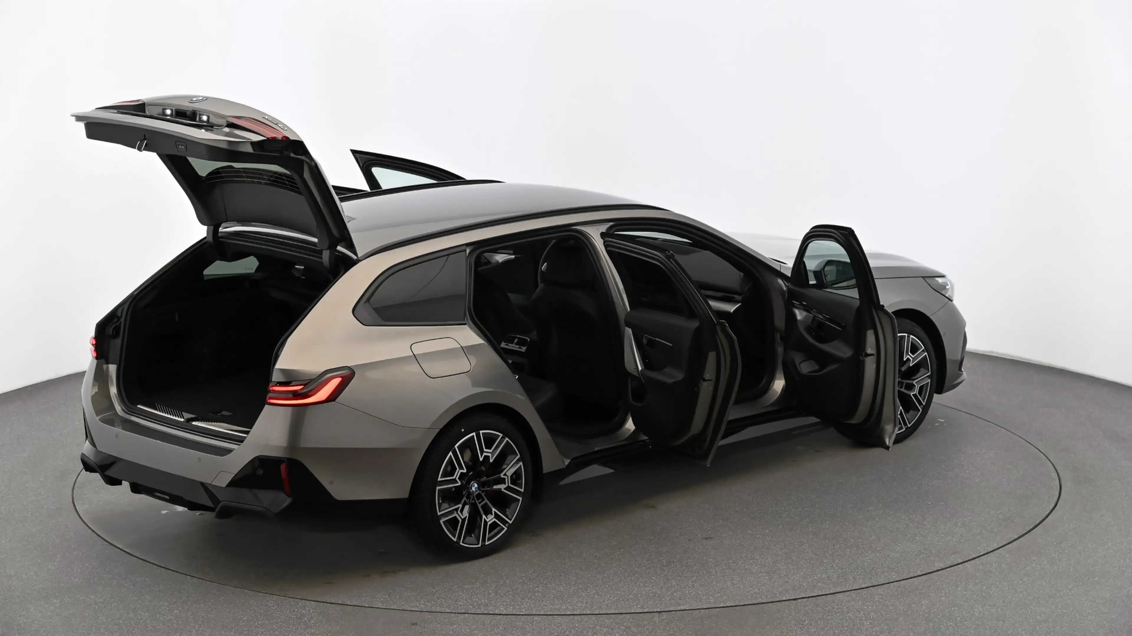 BMW i5 xDrive40 — photo 12