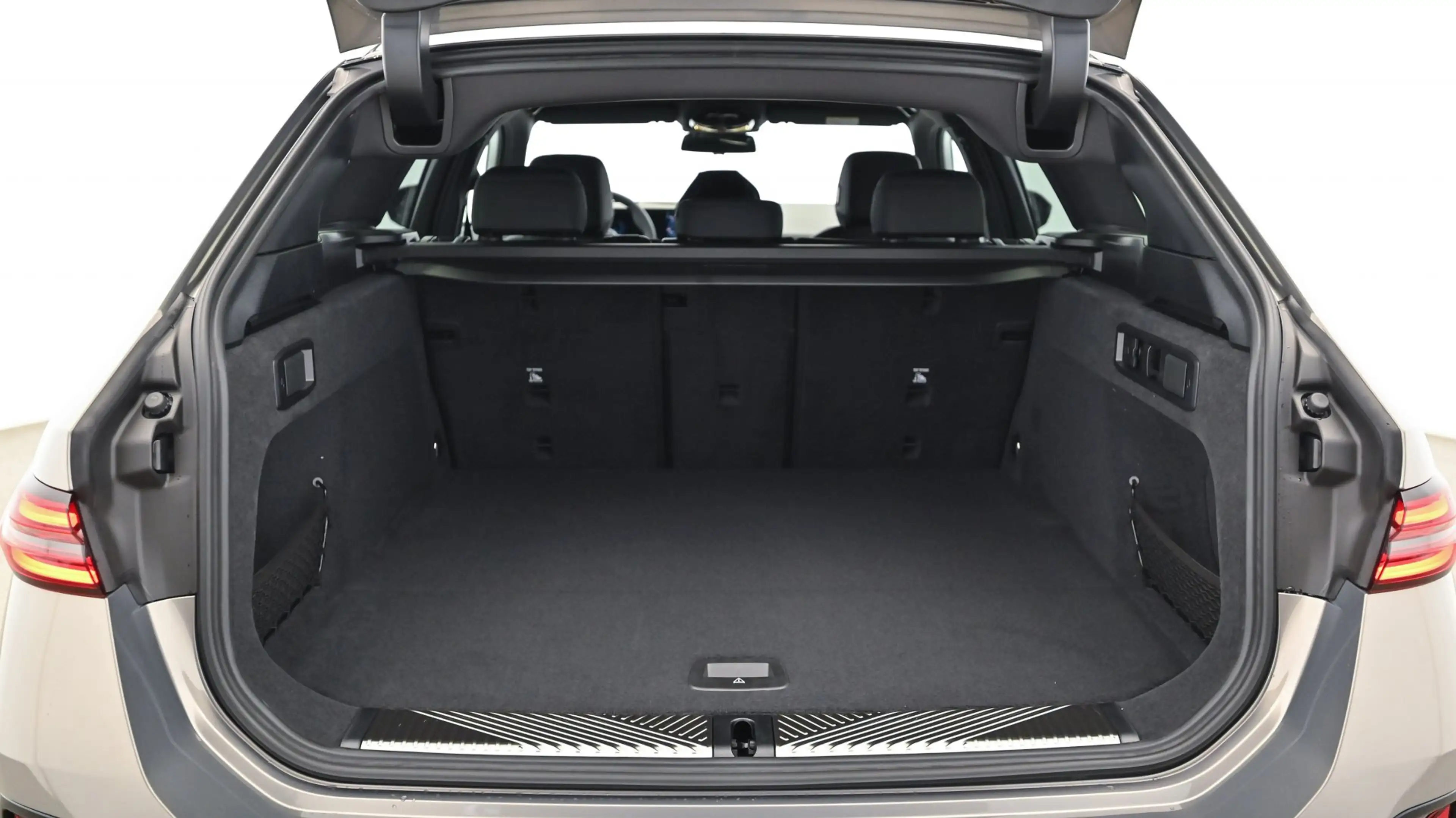 BMW i5 xDrive40 — photo 13