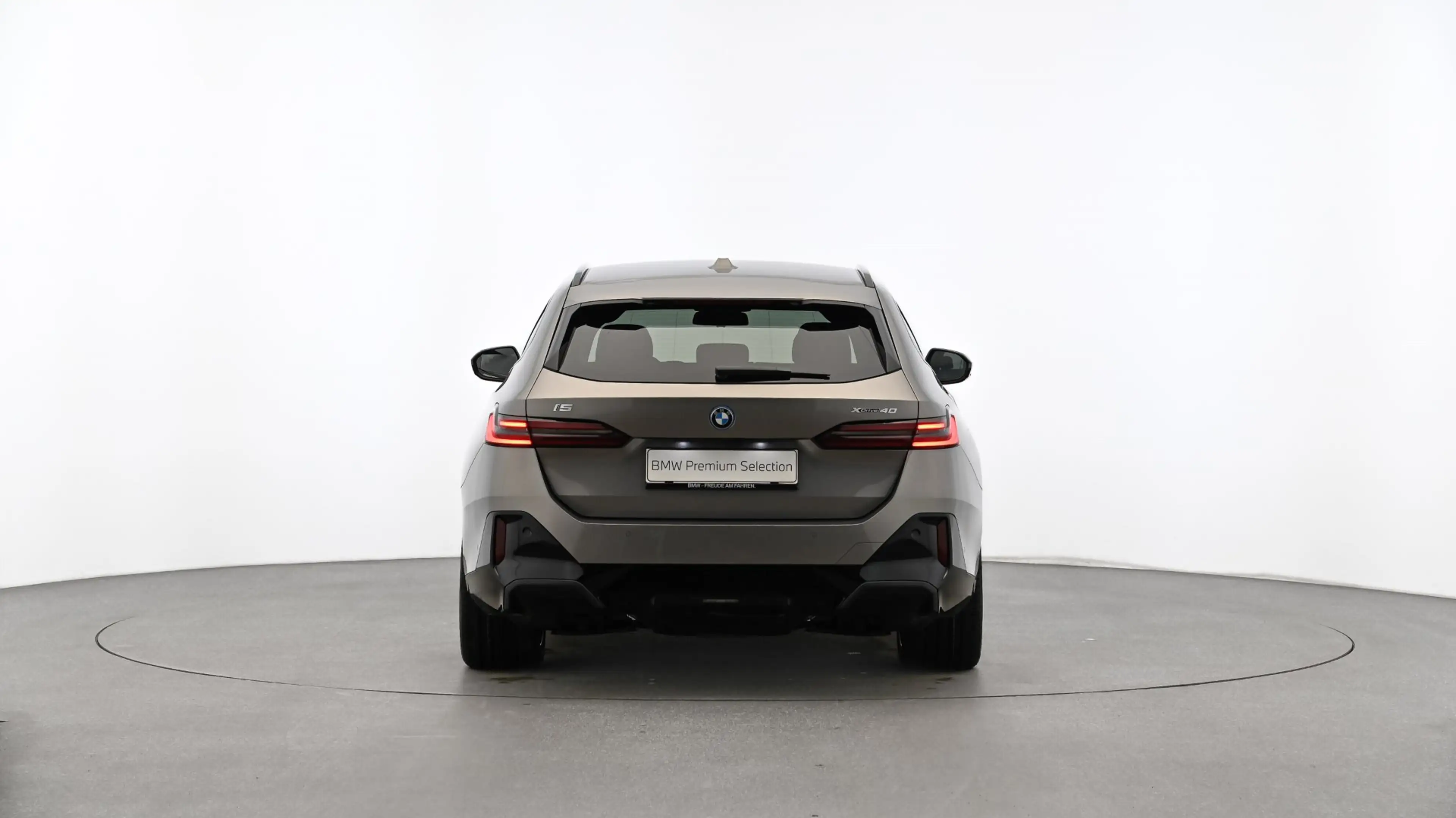 BMW i5 xDrive40 — photo 2