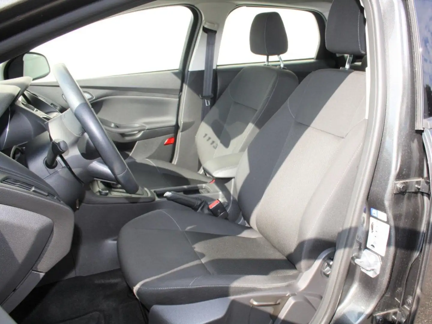 Ford Focus Turnier 1.0 Business Automatik Navi SYNC 3 Grau - 2