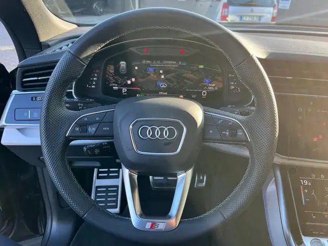 Audi Q8 view 9