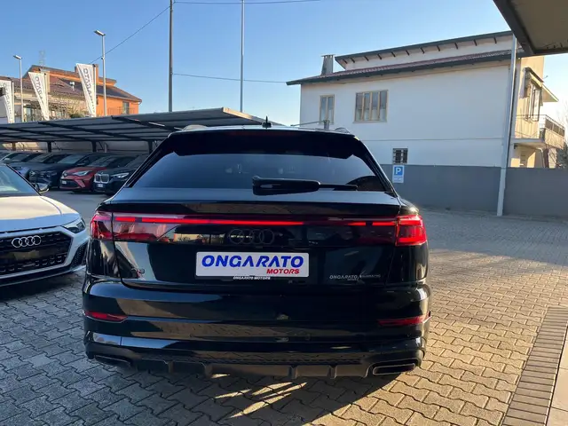Audi Q8 view 6
