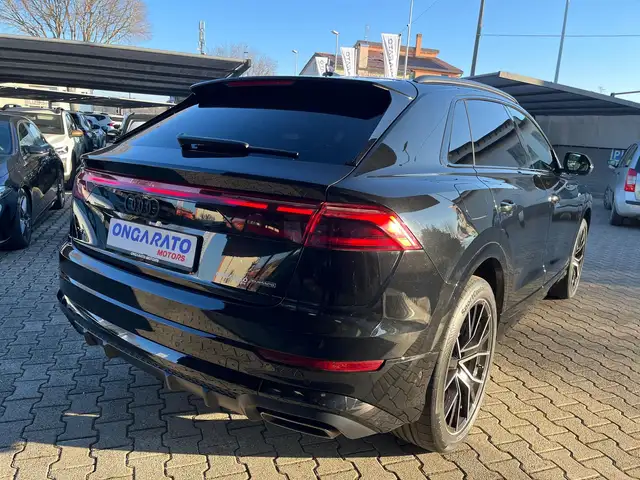 Audi Q8 view 5