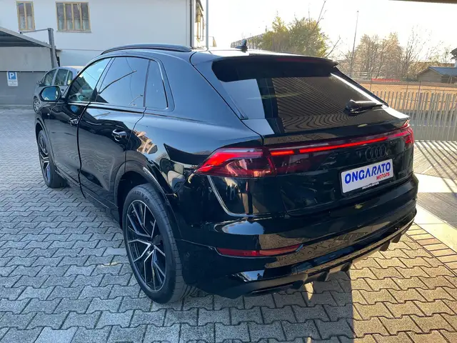 Audi Q8 view 7