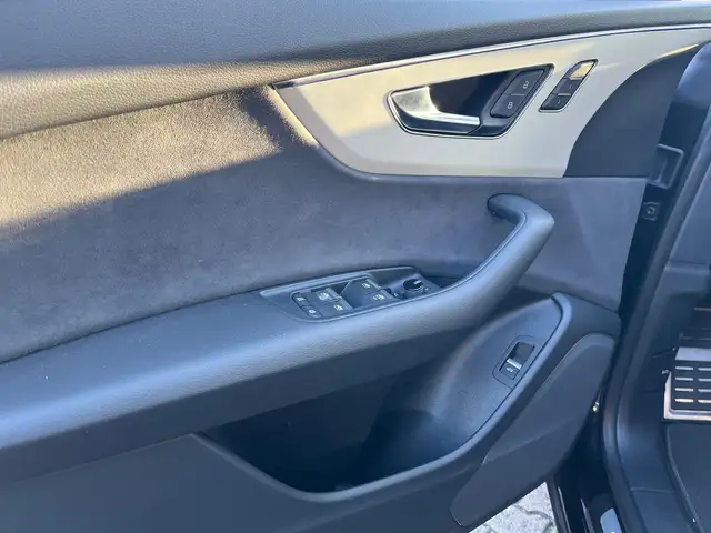Audi Q8 view 12