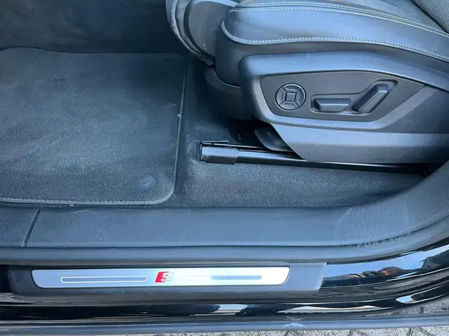 Audi Q8 view 14