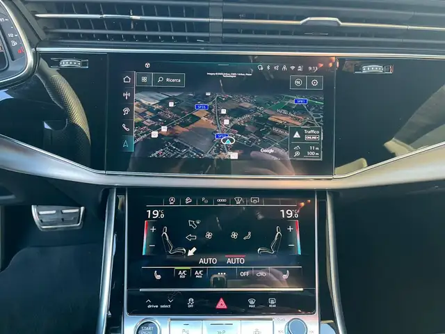 Audi Q8 view 11