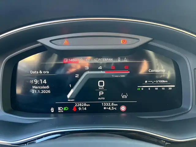 Audi Q8 view 10