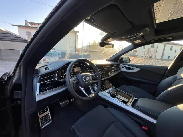 Audi Q8 view 8
