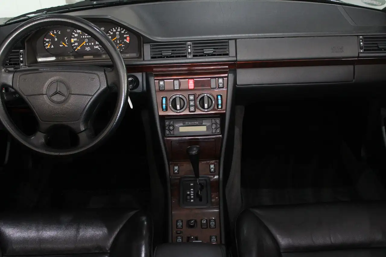 Mercedes-Benz E 220 Cabrio KLIMA LEDER I.HAND *CLASSIC DATA 2*, foto 4
