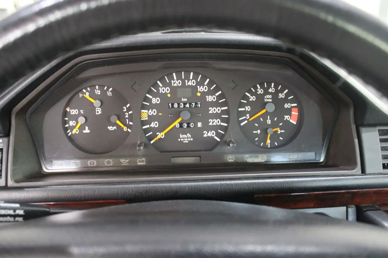 Mercedes-Benz E 220 Cabrio KLIMA LEDER I.HAND *CLASSIC DATA 2*, foto 10