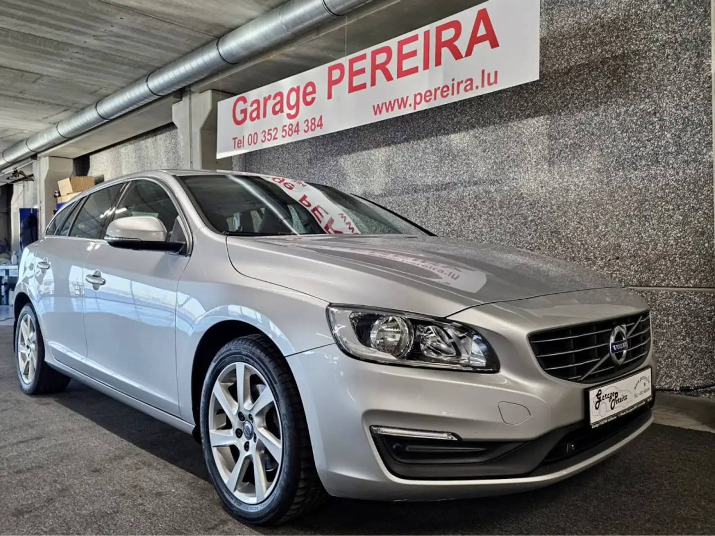 Volvo V60 T3 AUTO NAVI Gris - 1