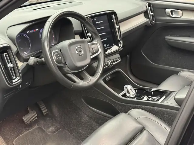 Volvo XC40 view 3