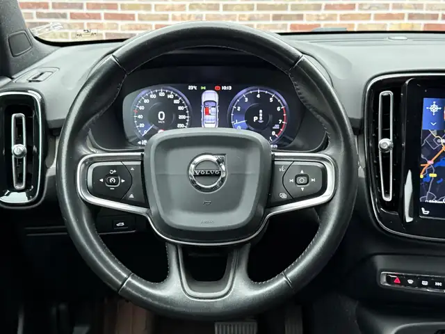 Volvo XC40 view 11