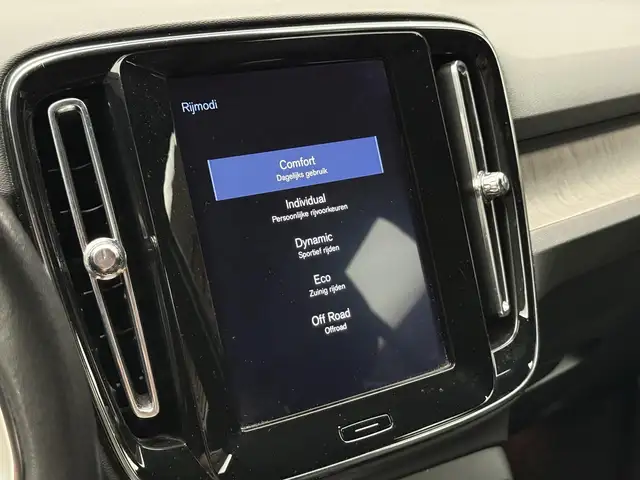 Volvo XC40 view 17