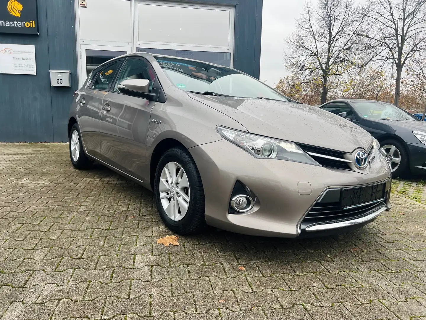 Toyota Auris Hybrid Comfort aus erster Hand mit Scheckheft Braun - 2