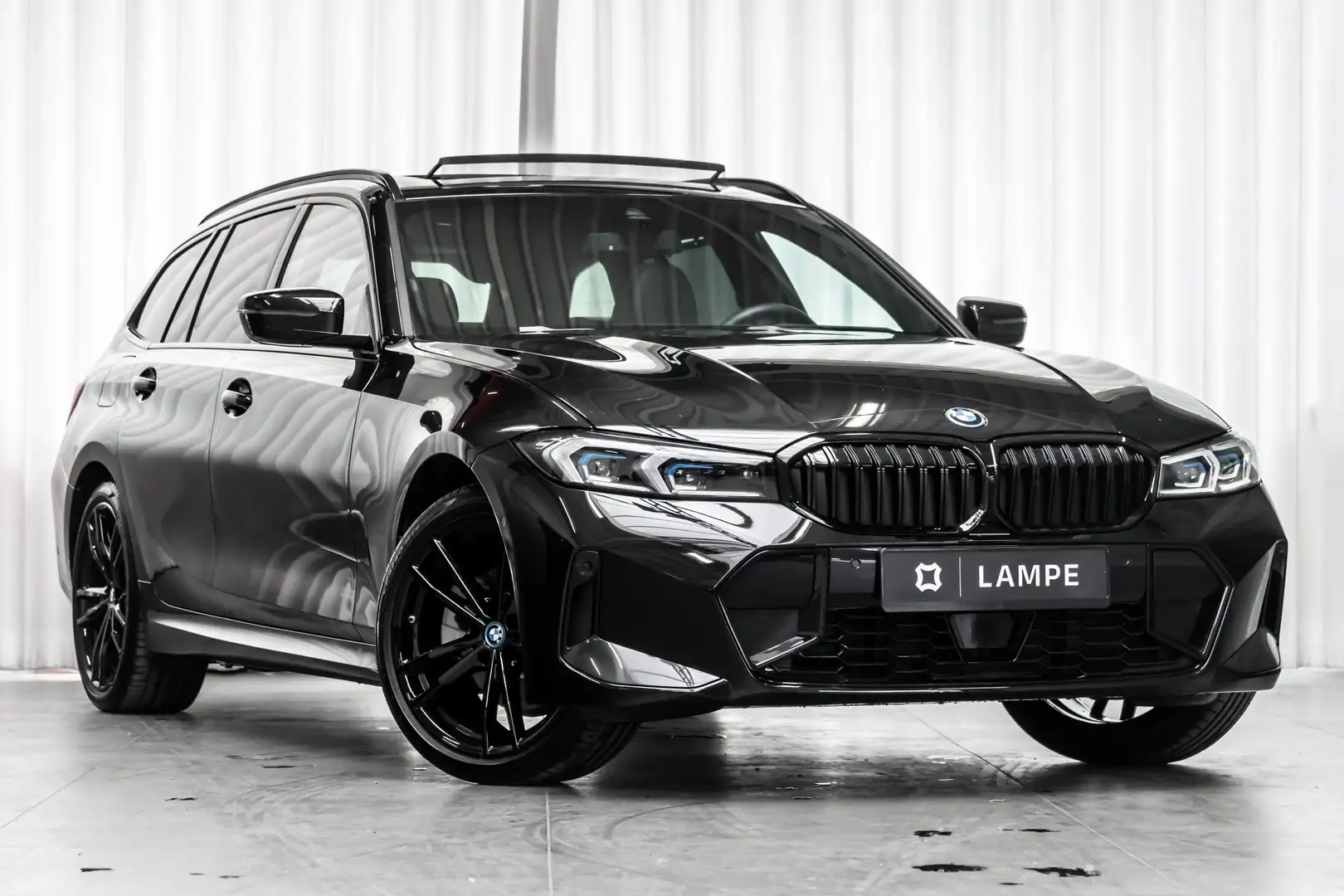 BMW 330 e Touring Hybrid M Sport Panodak Harman Kardon ACC Fekete - 1