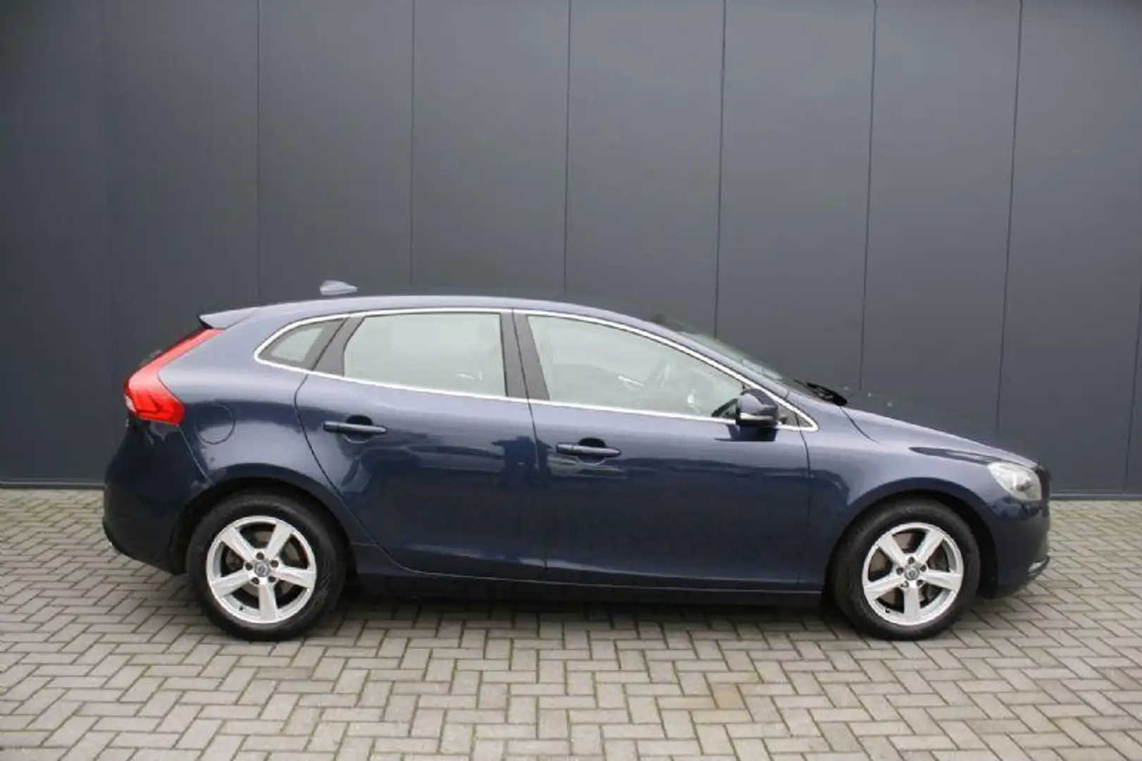 Volvo V40 2.0 D4 EURO 5 Momentum Business - NAVIGATIE - PDC Blau - 2