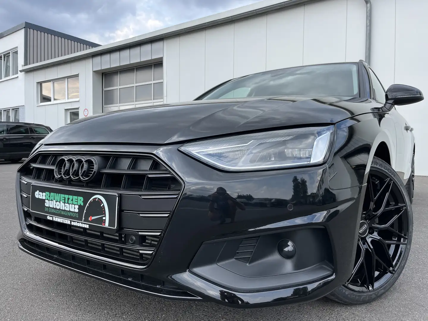 Audi A4 Avant 35 2.0 TFSI S-Line Optik Blackline 175€ m. Чёрный - 1