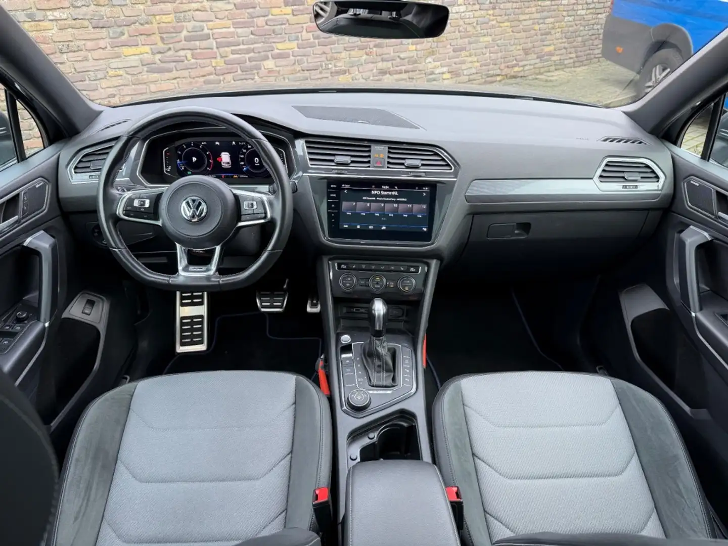 Volkswagen Tiguan Allspace 2.0 TSI 4 Motion 220 PK 2x R-Line Panodak Gris - 2
