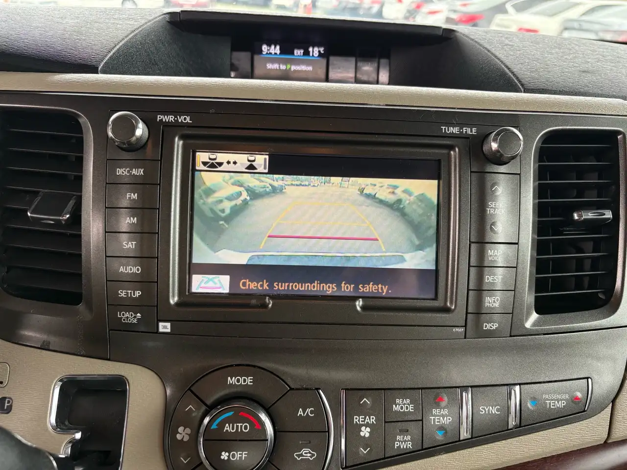 Toyota Sienna снимка Toyota Sienna