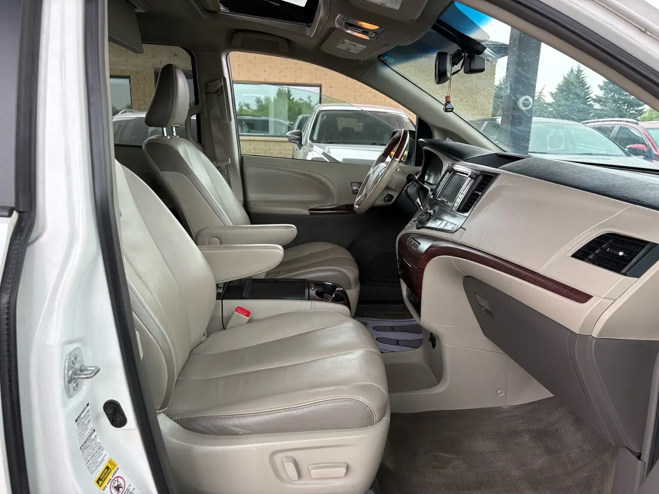 Toyota Sienna снимка Toyota Sienna